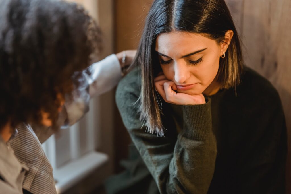 young women discussing alcohol use and opioids